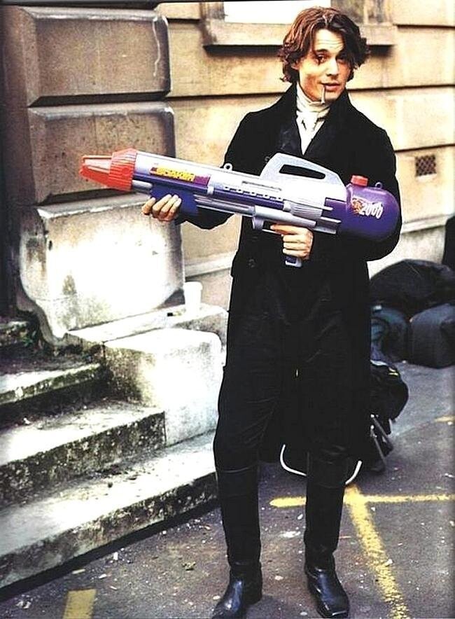 Джонни Депп с сигаретой и игрушечным пистолетом на съемках фильма «Сонная Лощина».