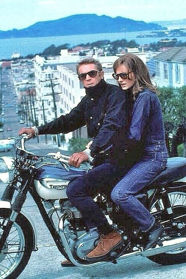 Стив МакКуин и Жаклин Биссет на мотоцикле на улицах Сан-Франциско в «Буллите» (1968).