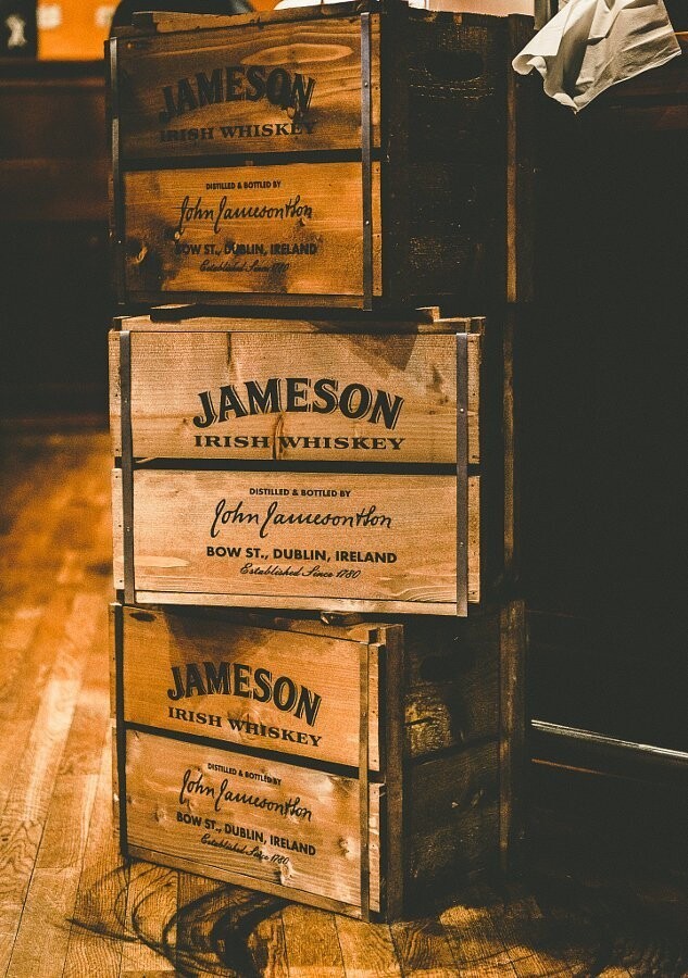 Коробки с виски «Джеймсон». Автор фото: Sami Helenius
