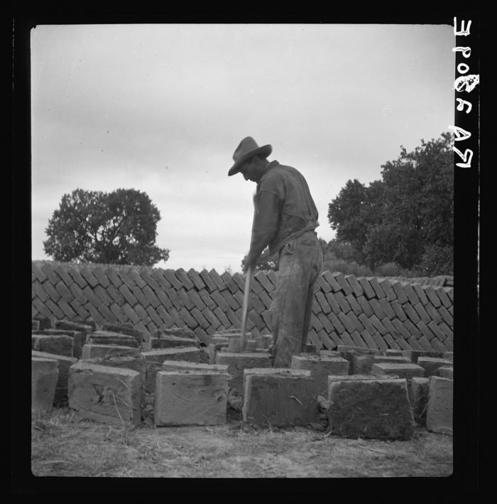 Ферма Боске (19 миль к югу от города Альбукерке). Мужчина готовит саманные блоки, которые использовались для строительства домов и школ.