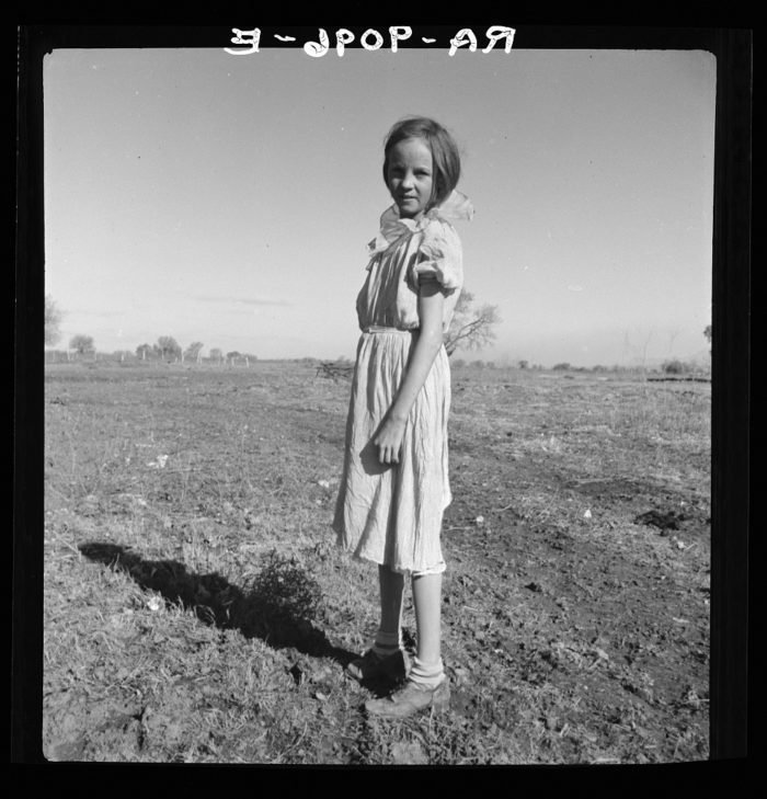 Со слов фотографа, эта девочка работала пастушкой и зарабатывала лишь $0.05 (эквивалент $0.90 в наши дни) в день.