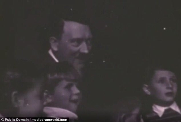 В видео есть также кадры, на которых можно видеть улыбающегося Гитлера в окружении детей