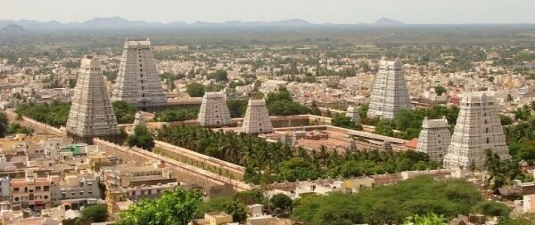 Храм Arunachaleshwar в Тамил Наду, Индия, имеет четыре Гопурама т. е. входные башни, в основных направлениях. В Храмовом комплексе находится множество святынь. ©Adam Jones CC BY-SA 3.0.