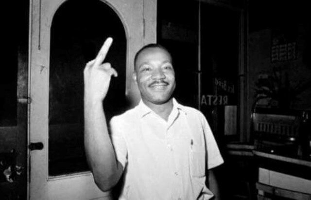 12. Мартин Лютер Кинг никогда не показывал неприличных жестов. На самом деле на фото он показал другой жест, означающий мир во всем мире, а фотошоперы решили пошутить.
