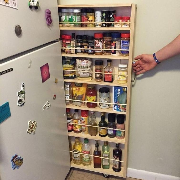 В вашей квартире тоже не задействовано пространство между холодильником и стеной? Тогда ловите житейскую хитрость