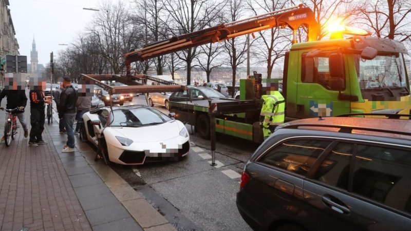 В Германии полиция эвакуировала шумный суперкар у бывшего футболиста