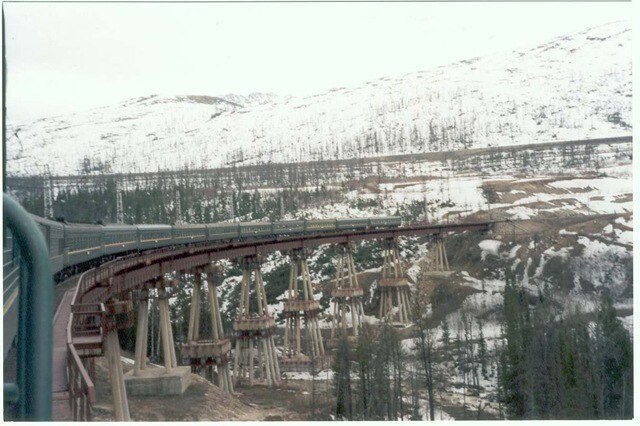 Пассажирский поезд следует через "Чертов мост" на БАМе, СССР, 1980-е