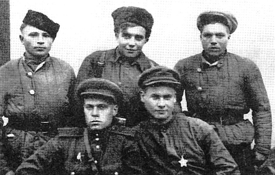Стоят слева направо: Петр Кузнецов, Василий Сгурин, Николай Беляев. Сидят: командир взвода, Мстислав Иванов