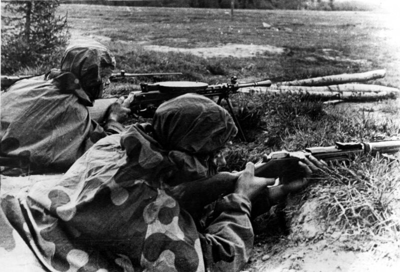 Советские разведчики группы огневой поддержки в засаде.