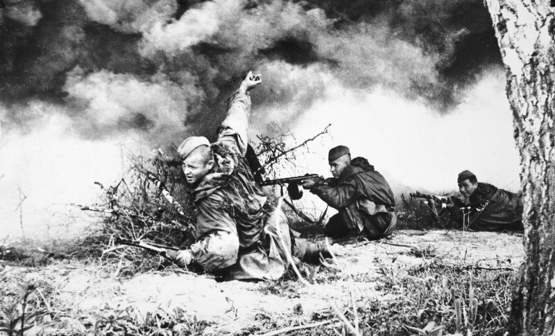 Советские разведчики в бою. Боец бросает гранату РГ-42. 2-й Белорусский фронт. Время съемки 1944