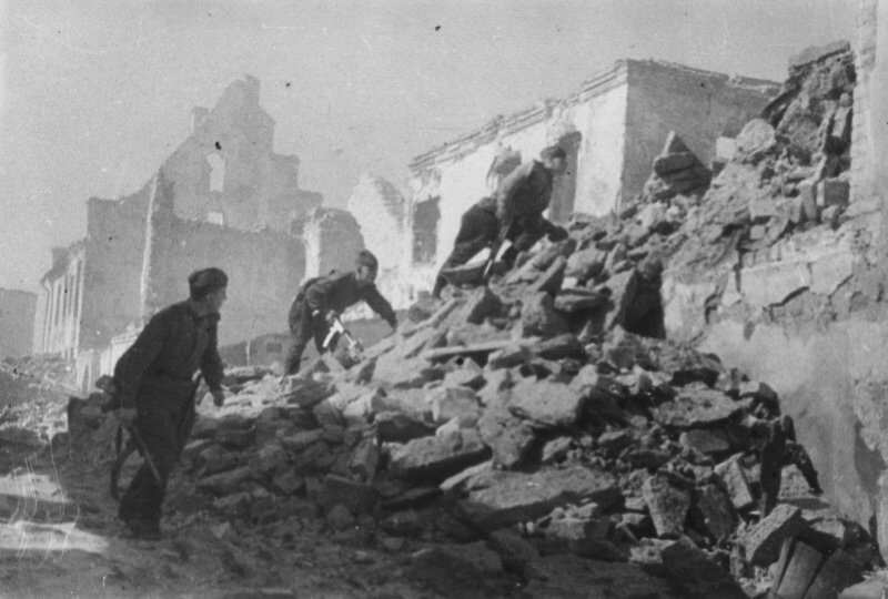 Советские разведчики из подразделения лейтенанта Заносиенко среди городских развалин во время штурма Нарвы. Красноармейцы вооружены пистолетами-пулеметами Судаева образца 1943 года (ППС-43).