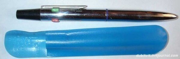 Особый шик – ручка трёхцветная.