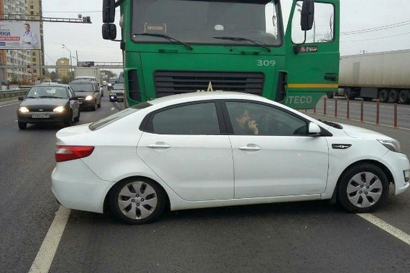 Череповецкий дальнобойщик прославился в Москве, протаранив фурой автомобиль автохама