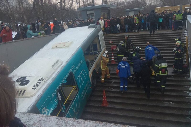 В Москве пассажирский автобус въехал в подземный переход. Есть жертвы