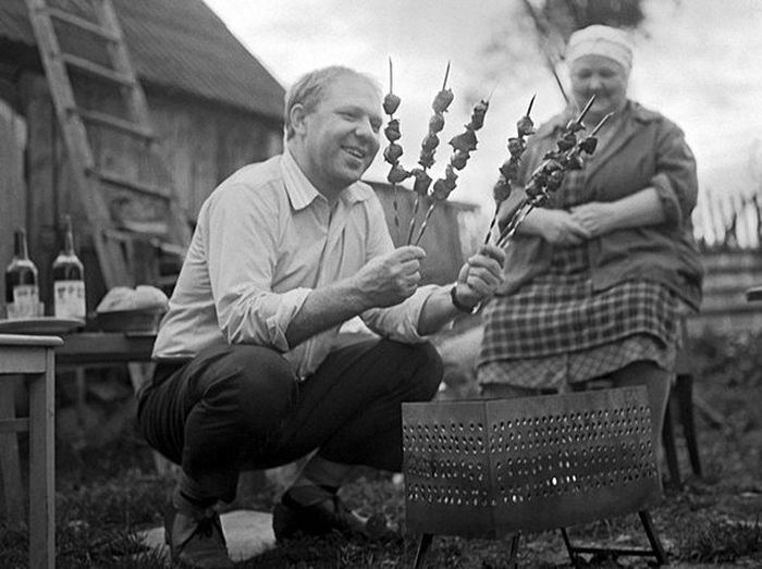 Клоун Олег Попов в гостях у родителей на даче, 1968 год