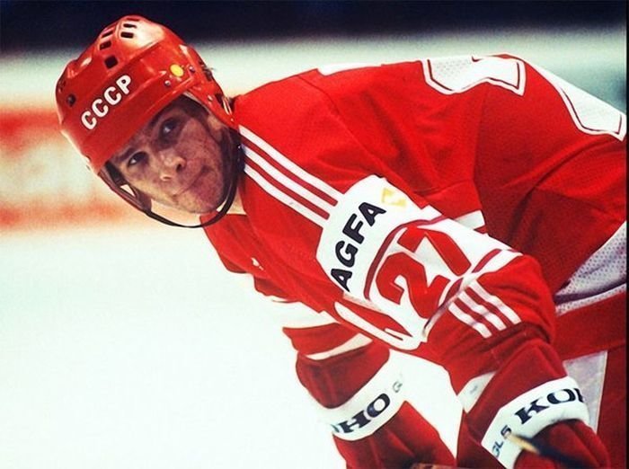Нападающий сборной СССР, чемпион мира и Европы по хоккею Вячеслав Быков, 1985 год