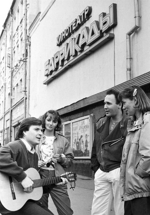 Композитор Григорий Гладков исполняет свои песни у кинотеатра мультипликационного фильма «Баррикады», 1986 год