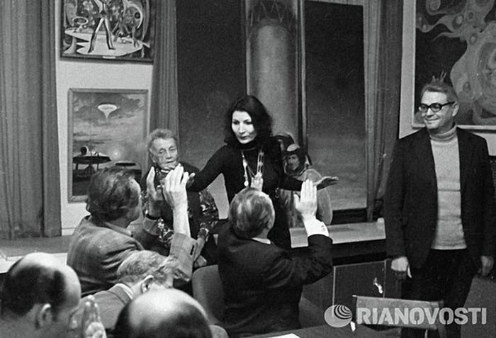 Джуна Давиташвили беседует с работниками редакции журнала «Техника молодежи», 1980 год