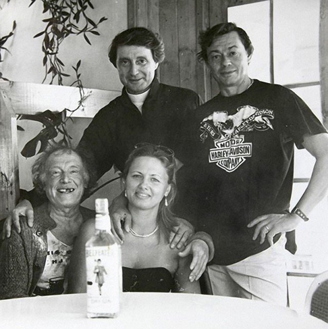 В. Смехов, Н. Караченцов, И. Смоктуновский, Г. Аксёнова Забавно, что бутылку с джином поставили для снимка. 