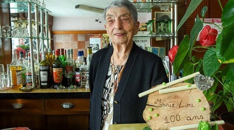 Никаких фруктов и молока: 100-летняя барменша из Франции раскрыла секреты долгой жизни