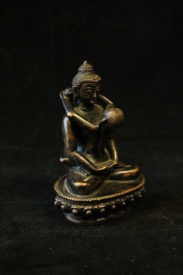Среди произведений современных мастеров Юго-Восточной Азии можно увидеть вот такие изображения Самантабхадра Будды