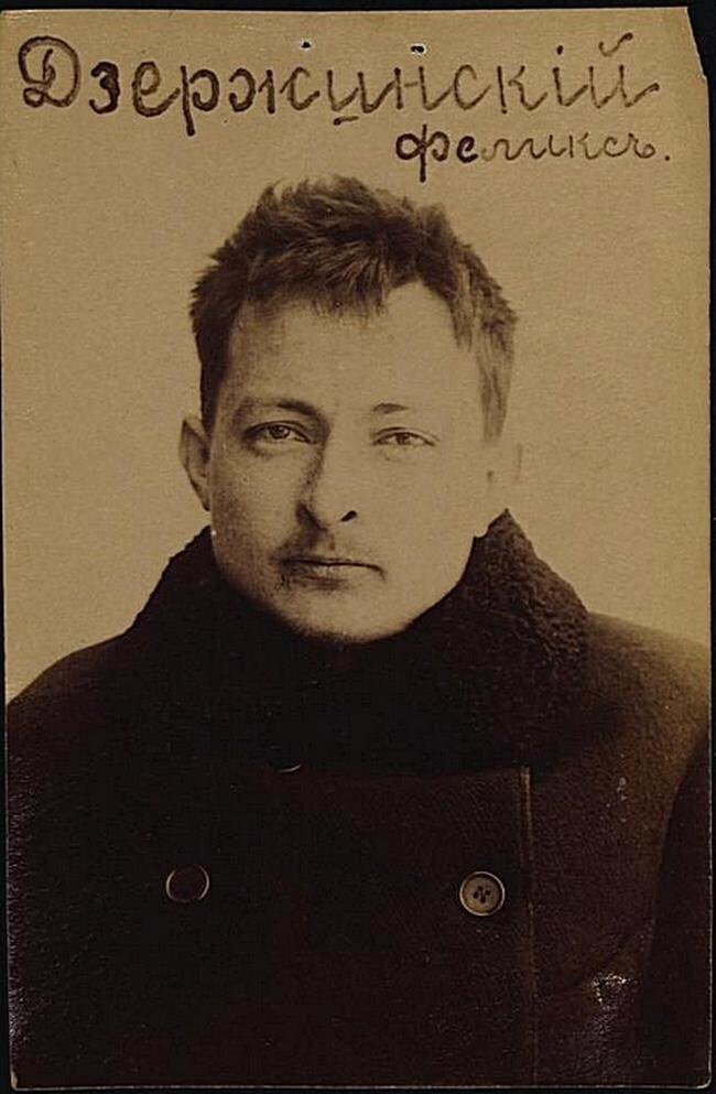 Будущий основатель и первый руководитель ВЧК Дзержинскiй Феликсъ. Фото сделано в Бутырской тюрьме в 1909 году.