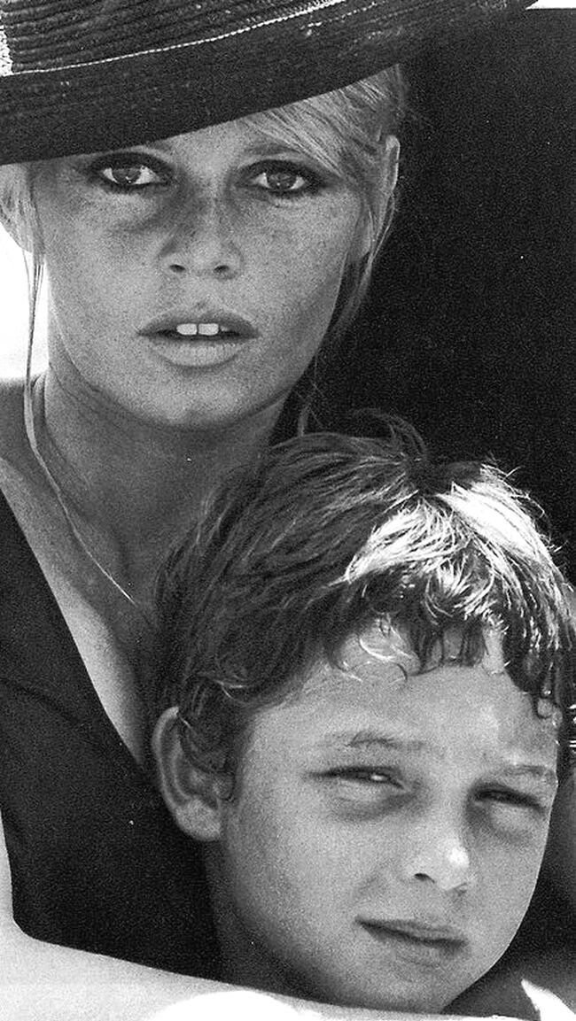  Брижит Бардо и ее сын. 1967