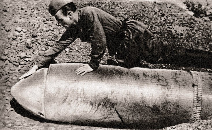 Неразорвавшийся 600-мм снаряд, упавший на 30-ю бронебашенную батарею, Севастополь, 1942 год
