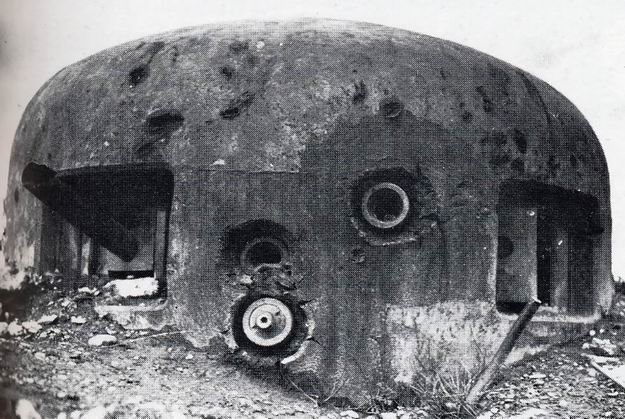 Бронеколпак французского ДОТа, расстрелянный с двухсот метров из FlaK 36. Толщина стенок - 200 мм