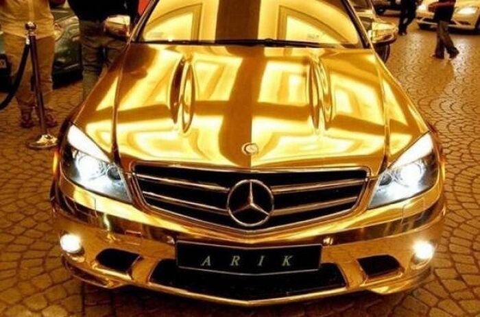 Золотой автомобиль в Дубае
