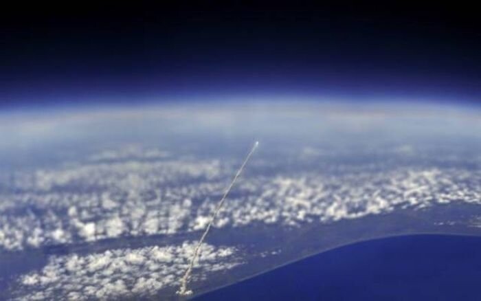 Выход космического корабля на орбиту земли, фото с борта МКС