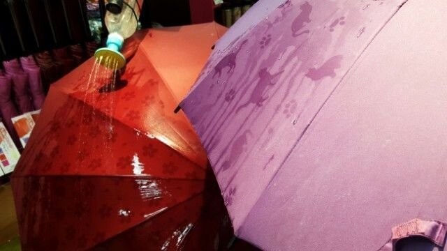 Зонтики, на которых появляются скрытые рисунки, когда на них попадает влага. Ну разве не круто?