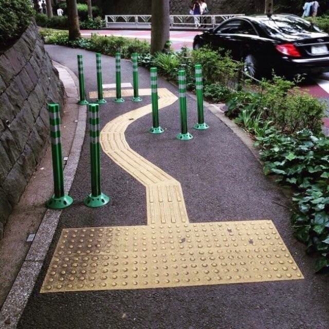 Такие металлические столбы устанавливают на тротуарах, чтобы сдерживать слишком быстрых велосипедистов.