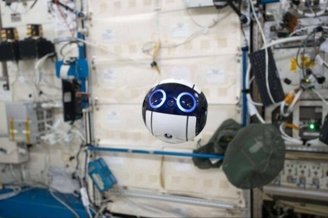 Вот японский дрон, и это самая милая вещь, которую люди отправили в космос. Сегодня он летает по МКС, фотографируя космонавтов на борту и окружающую их обстановку.