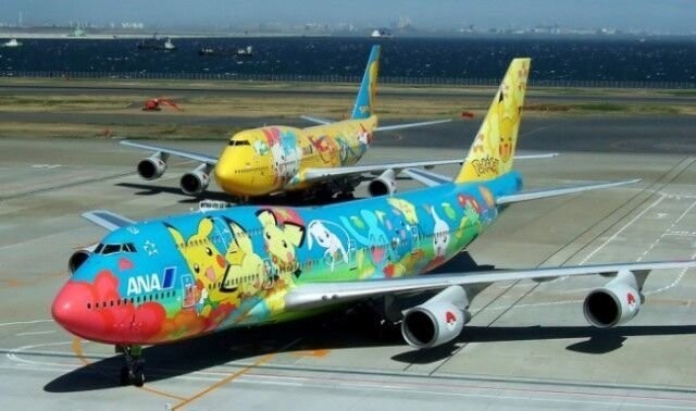 А это просто самолет, разрисованный покемонами. К ним у японцев особое отношение.