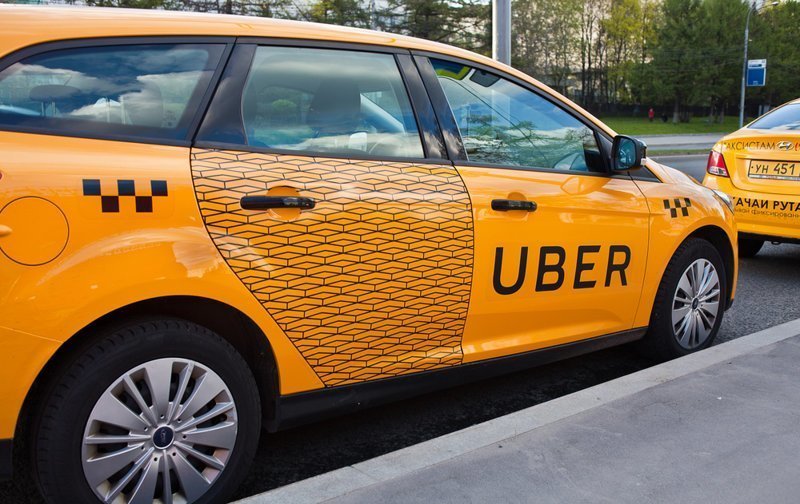 «Яндекс. Такси» и Uber научили экономить на поездках в Новый год