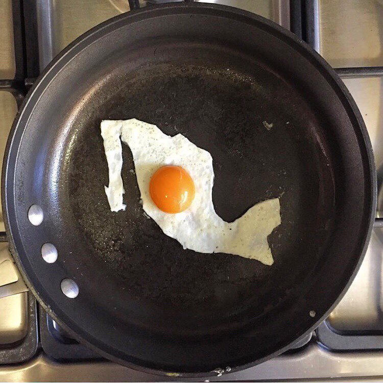 Мексиканка создаёт прямо на сковороде удивительные по своей красоте яичные завтраки