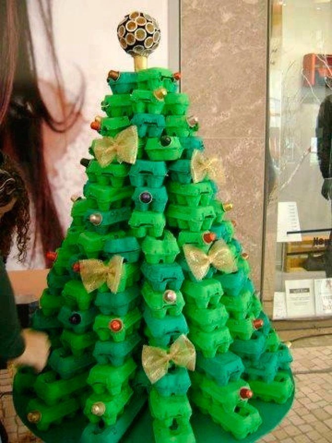 11. Новогодняя тема: елка в виде контейнеров, покрашенная в зеленый