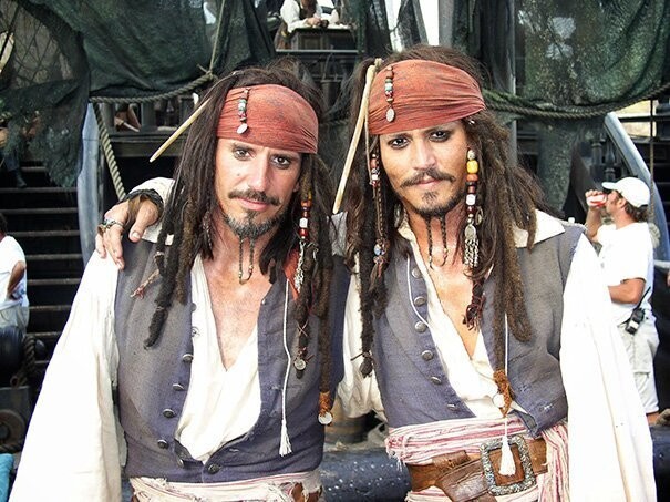 Джонни Депп и его дублер Тони Анджелотти на съемочной площадке «Пиратов Карибского моря».