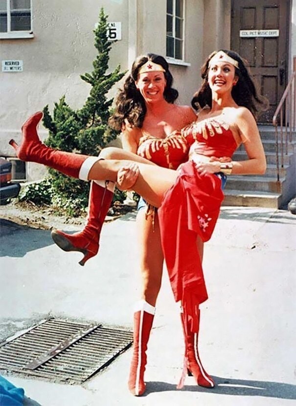 Линда Картер и ее дублер Джинни Эппер на съемках «Чудо-женщины».