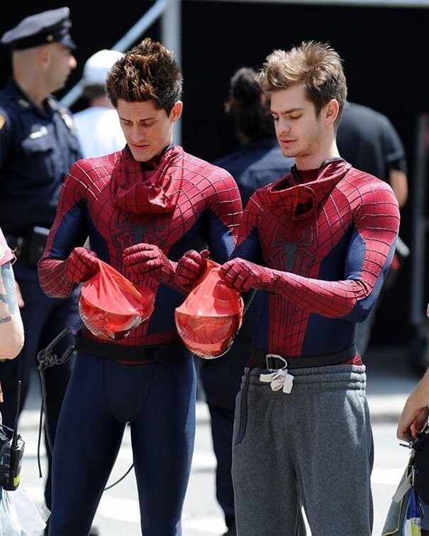 Эндрю Гарфилд и его дублер Уильям Спенсер на съемках «Человека-паука — 2».