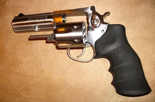 Ребекка Шеффер - револьвер Magnum GP100.357