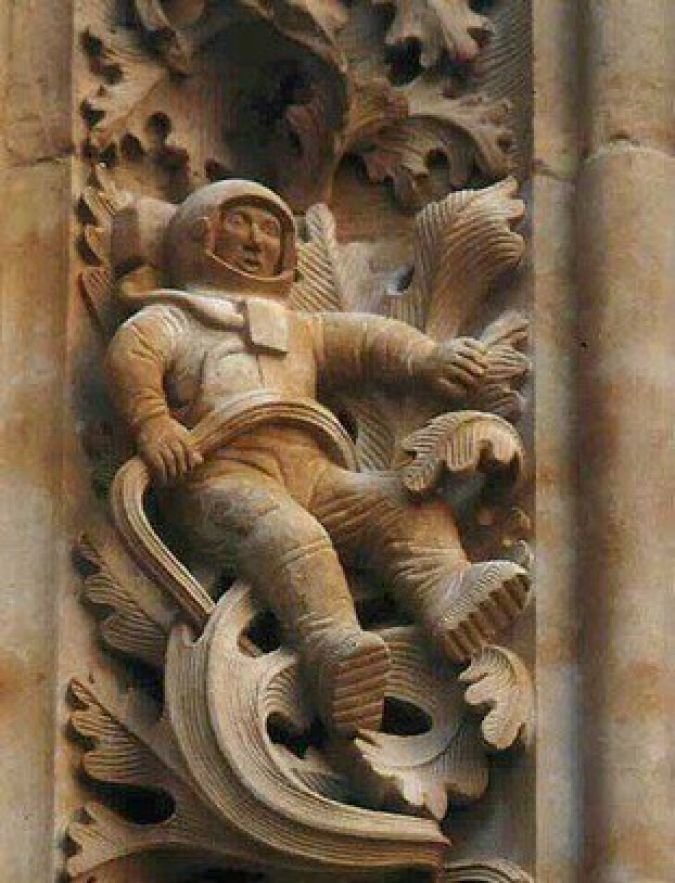 Внутри великолепного Собора Иеронимуса, построенного Епископом де Саламанкой в ​​1102 году нашей эры, среди увлекательной резьбы мифических животных и святых мы находим... астронавта НАСА