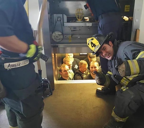 Пожарные спасают полицейских, застрявших в лифте