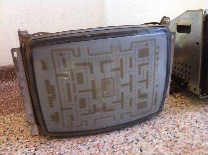 Старый телевизор, на котором очень много играли в PacMan
