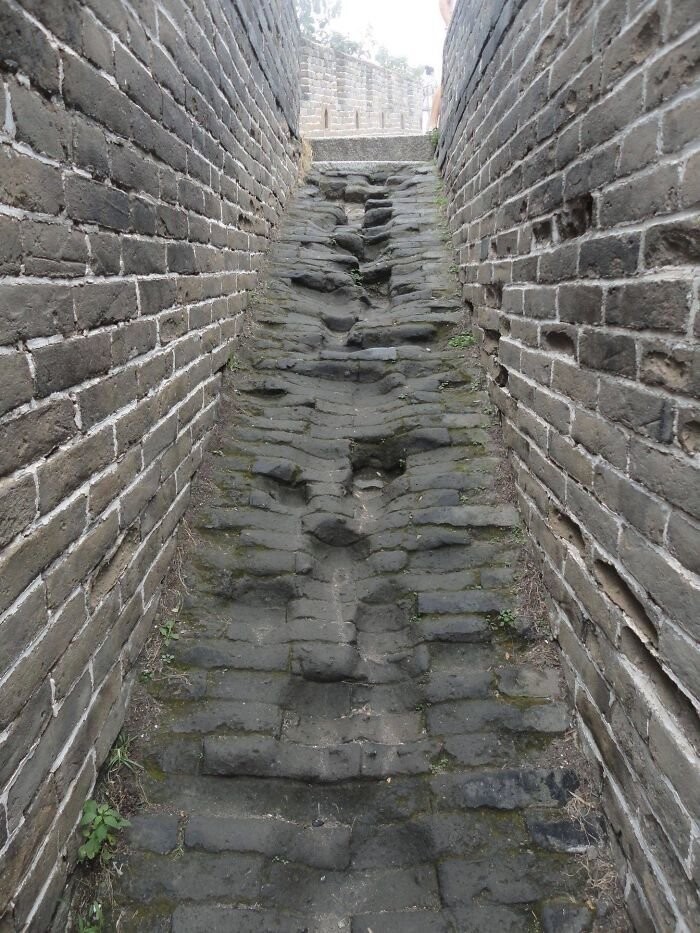 Следы миллионов ног на Великой китайской стене