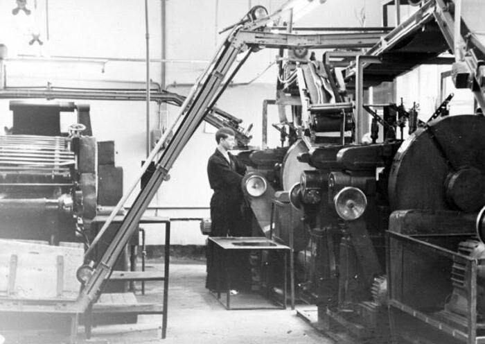 30 декабря 1927 года советский химик Сергей Лебедев первым в мире разработал промышленный способ пол