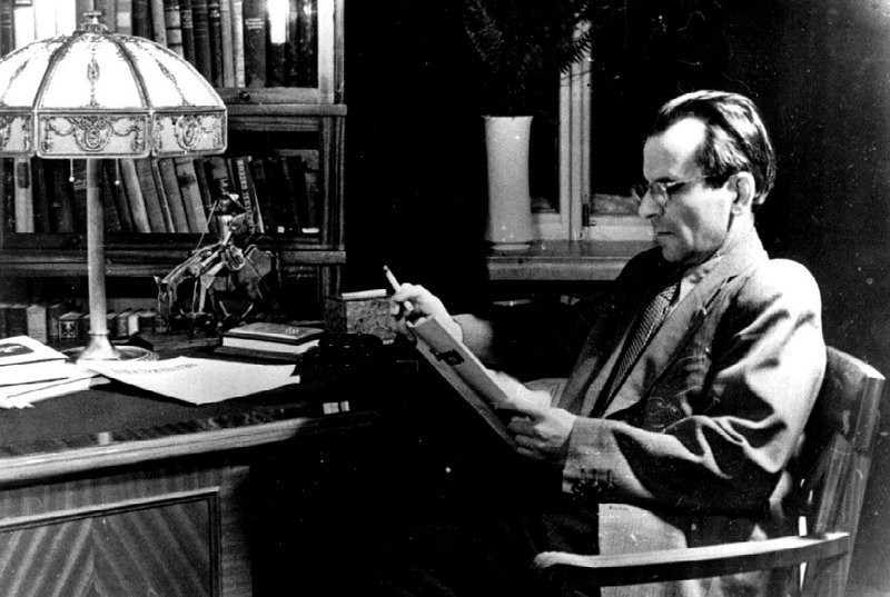 30 декабря 1927 года советский химик Сергей Лебедев первым в мире разработал промышленный способ пол