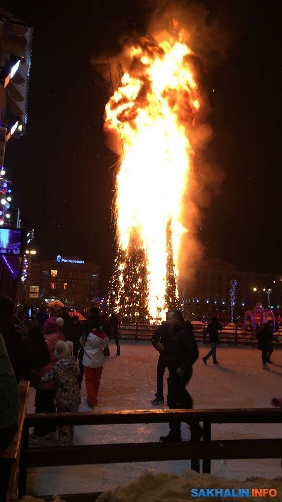Вести с фронтов. 2 часа назад  в Южно-Сахалинске сгорела главная городская новогодняя елка