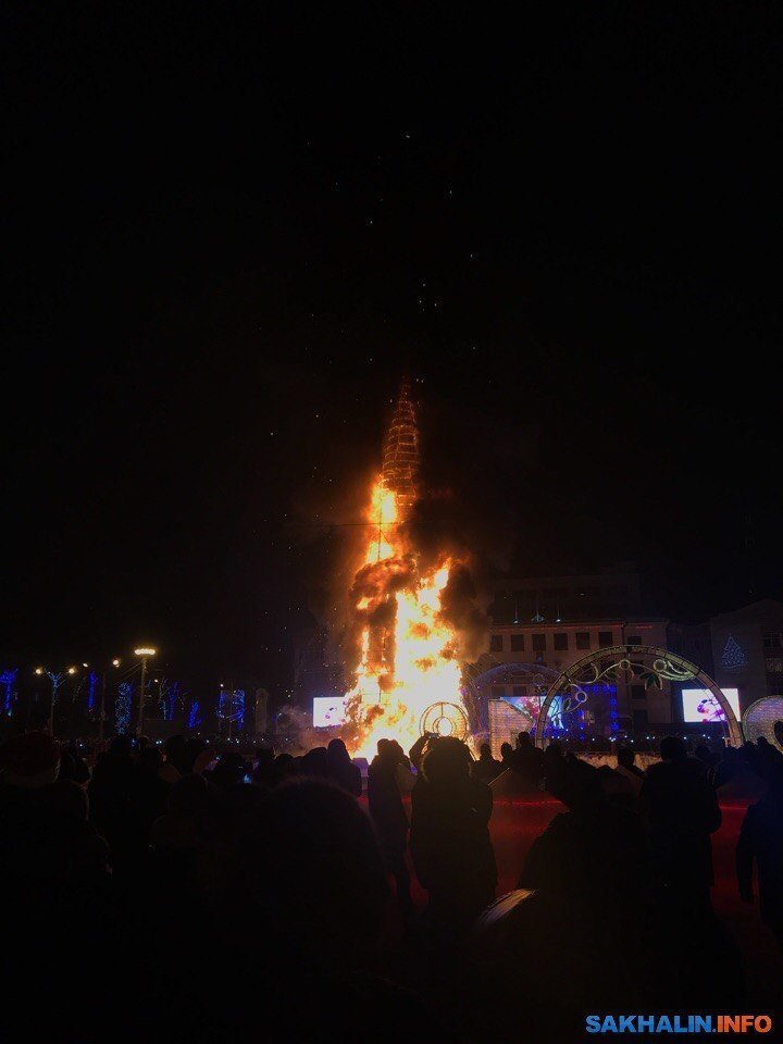 Вести с фронтов. 2 часа назад  в Южно-Сахалинске сгорела главная городская новогодняя елка